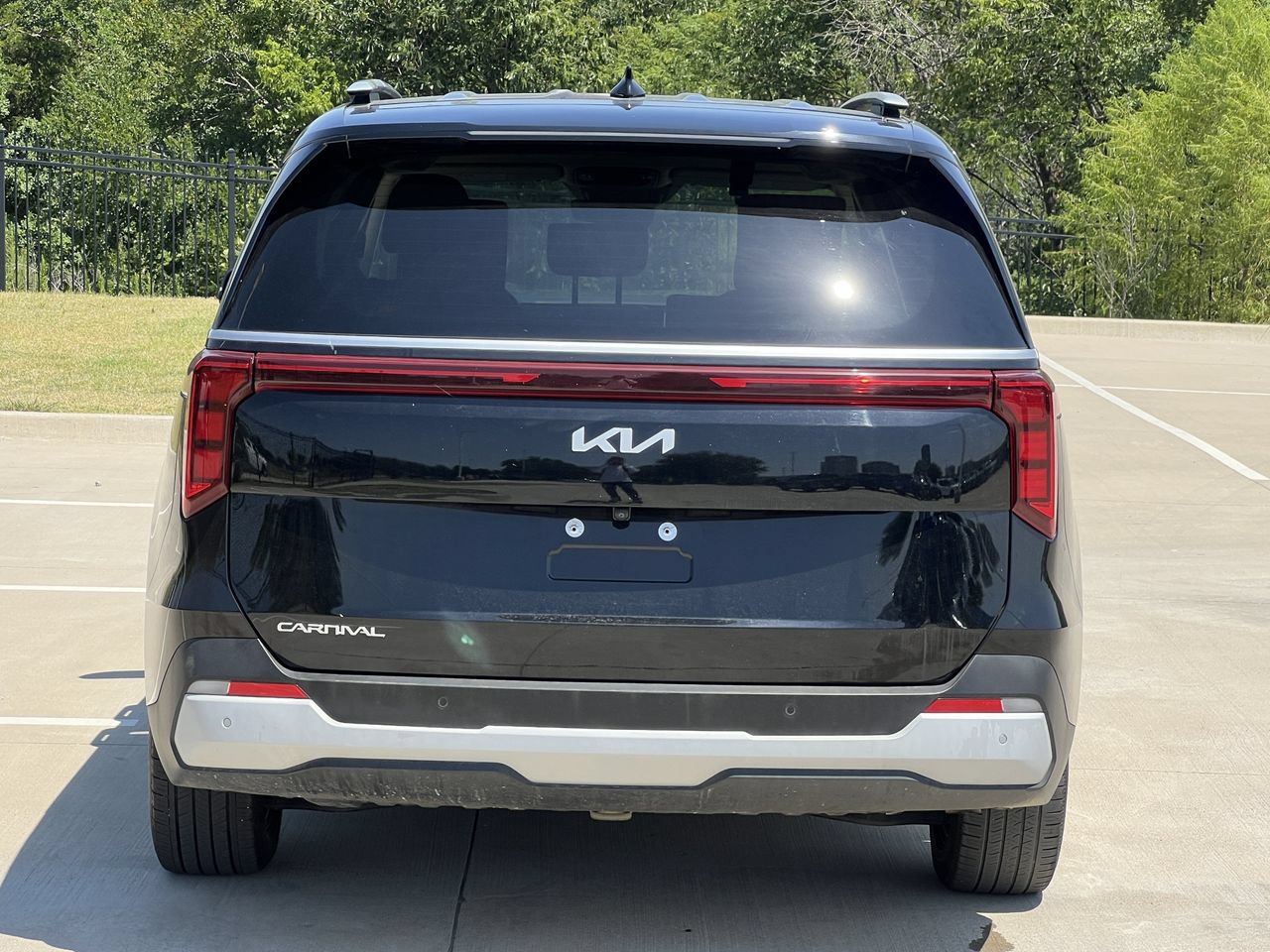 Used 2025 Kia Carnival EX FWD image 4