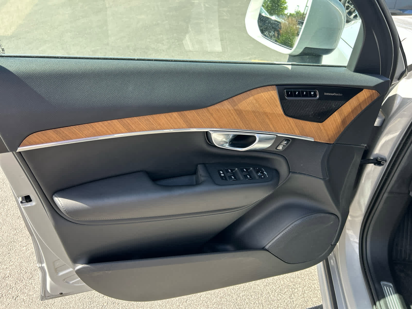 Used 2023 Volvo XC90 B6 Plus image 23