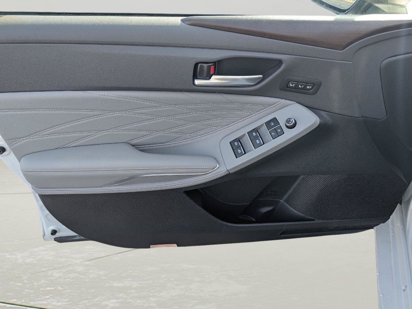 Used 2022 Toyota Avalon Limited w/ Advanced Safety Package FWD image 7