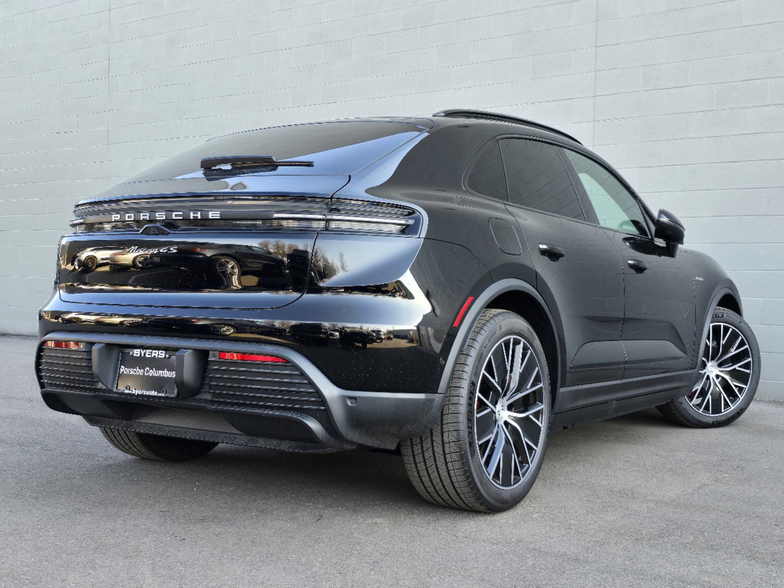 New 2025 Porsche Macan 4S Electric AWD/4WD image 9
