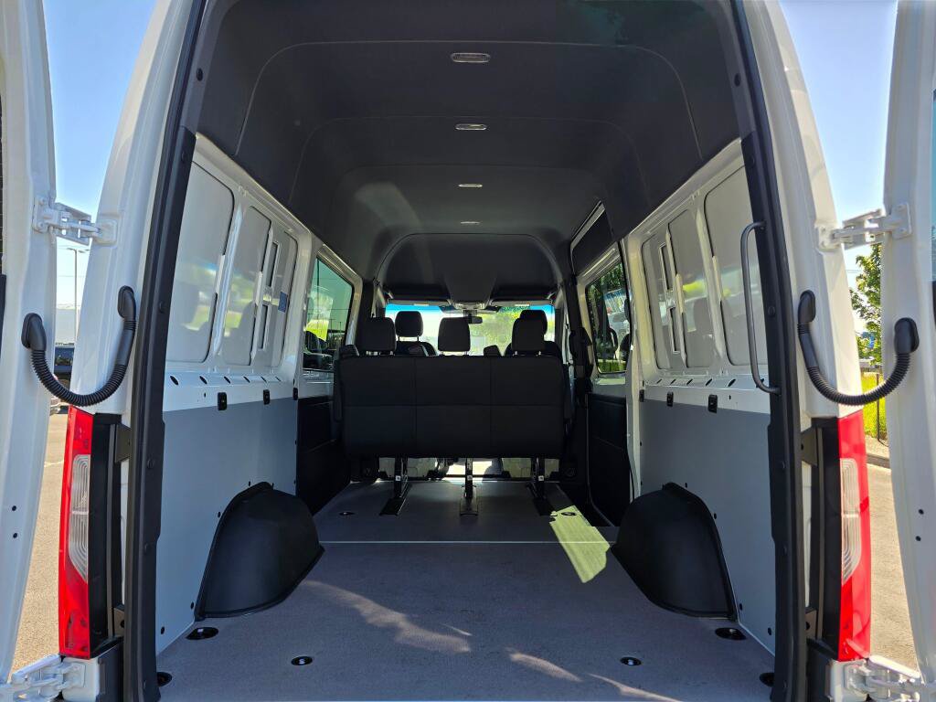 New 2025 Mercedes-Benz eSprinter 170 Cargo image 16