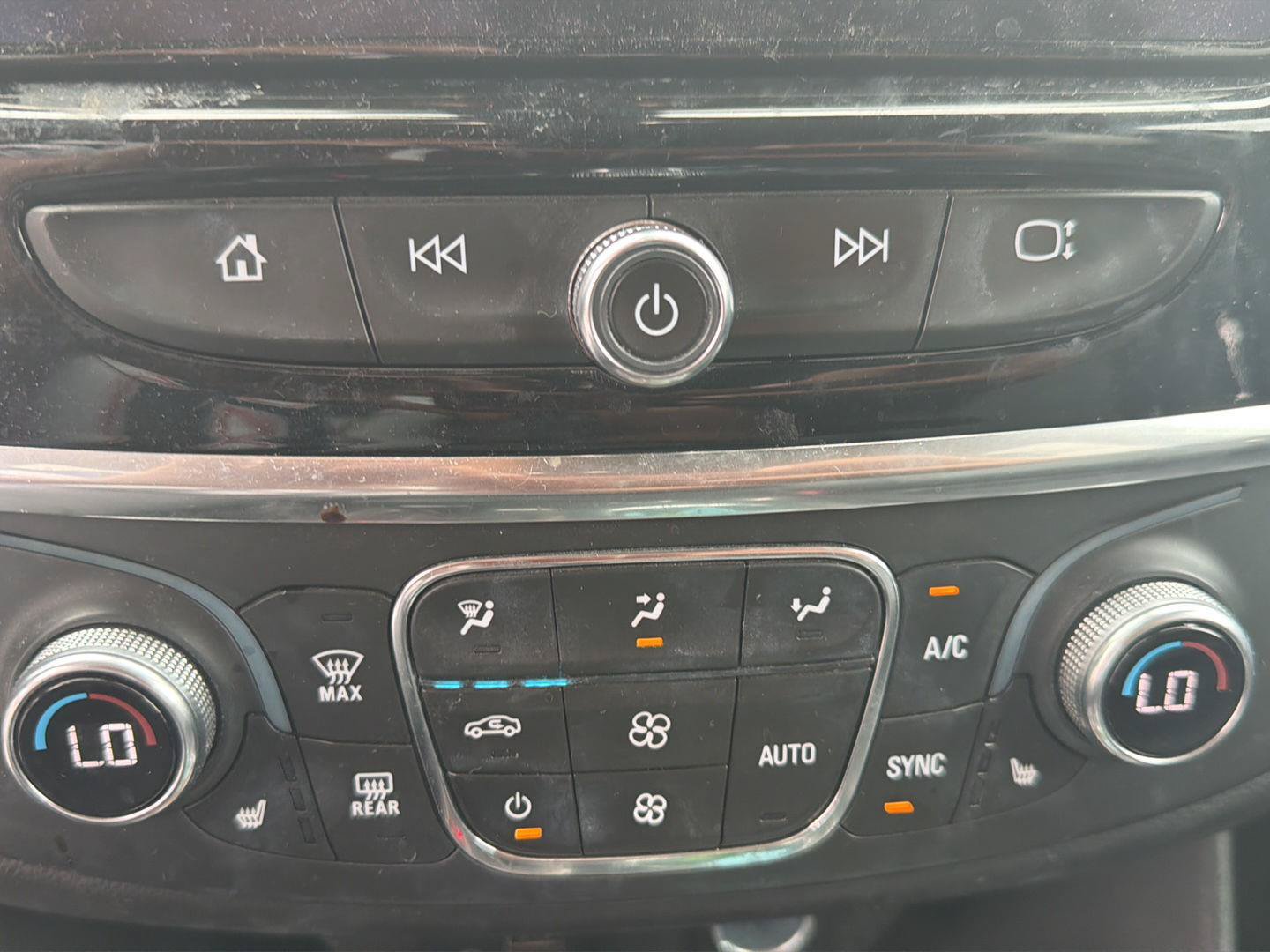 Used 2021 Chevrolet Traverse RS FWD image 12