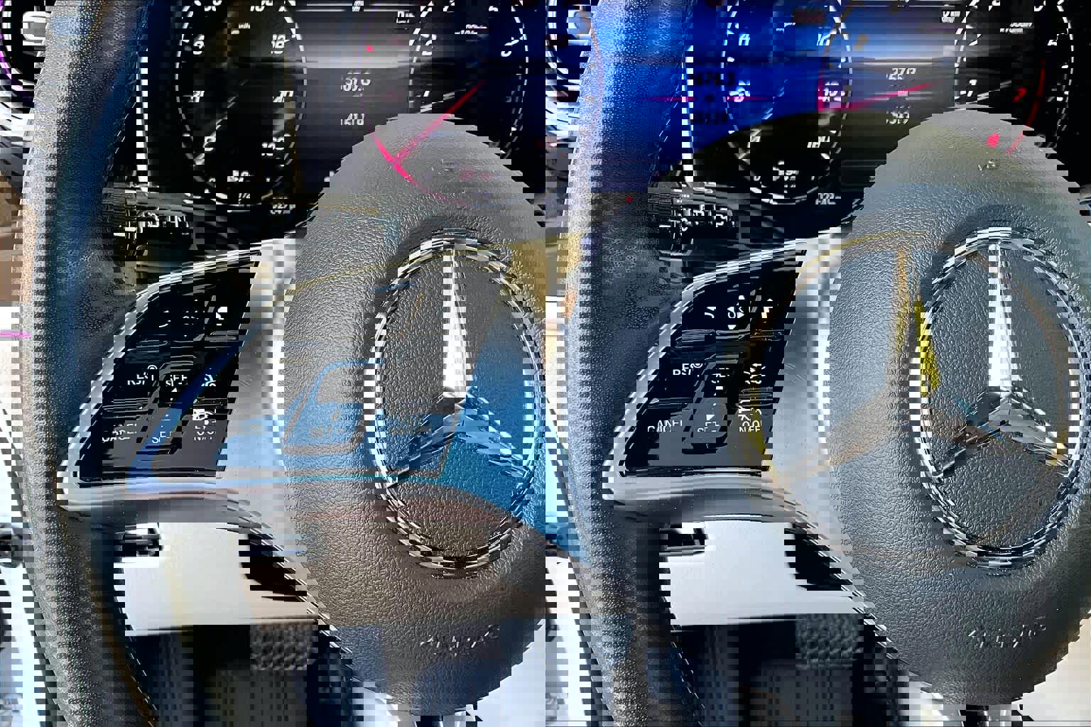 Used 2025 Mercedes-Benz GLC 300 4MATIC image 24