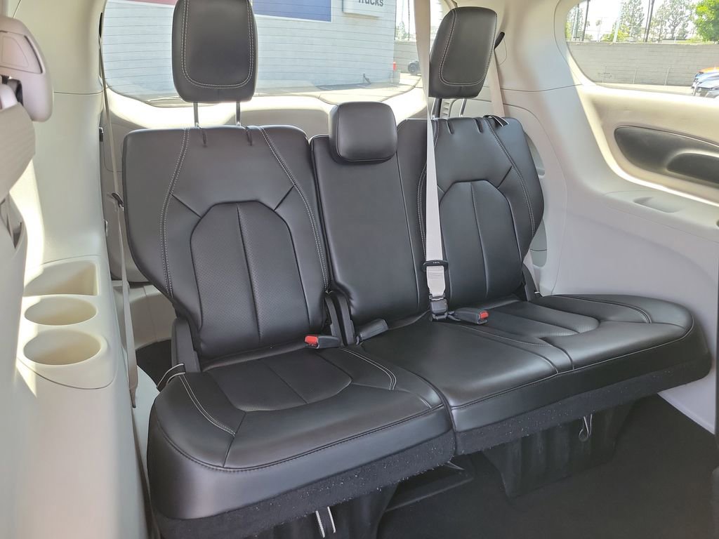 Used 2023 Chrysler Pacifica Touring-L FWD image 25