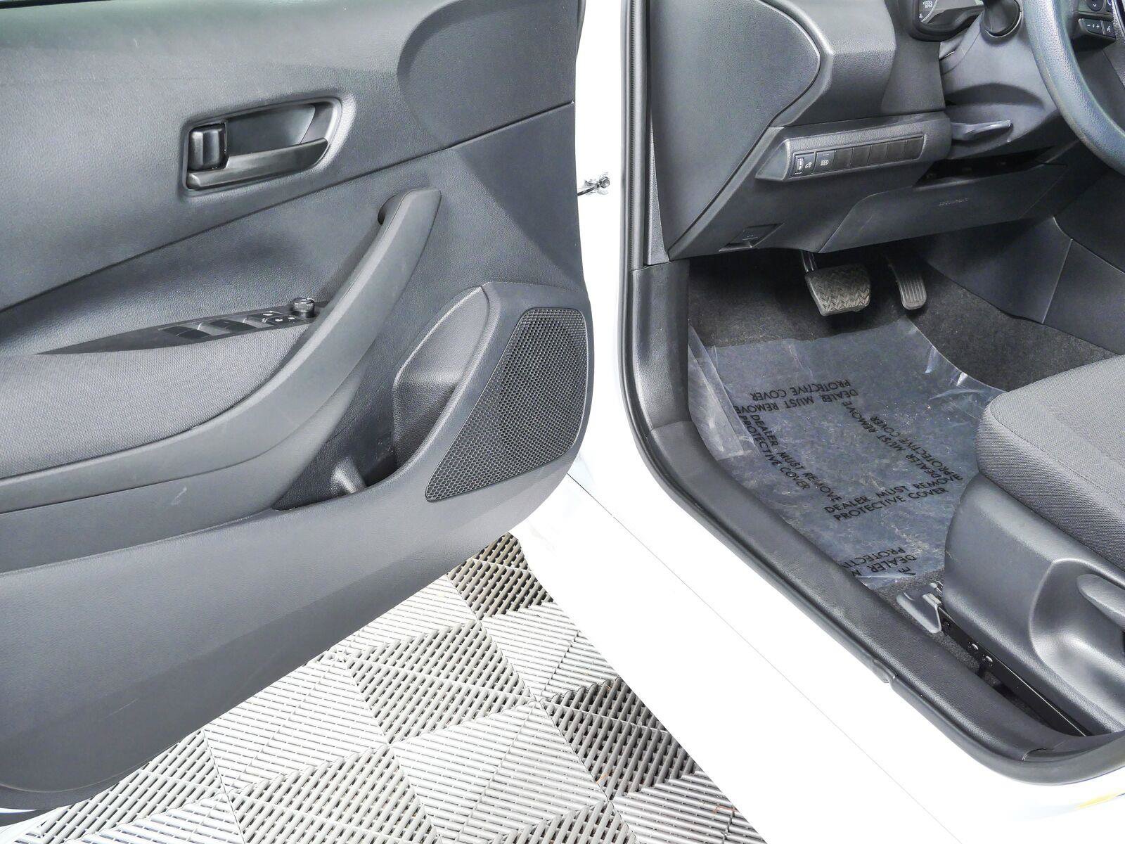 Used 2025 Toyota Corolla LE FWD image 7