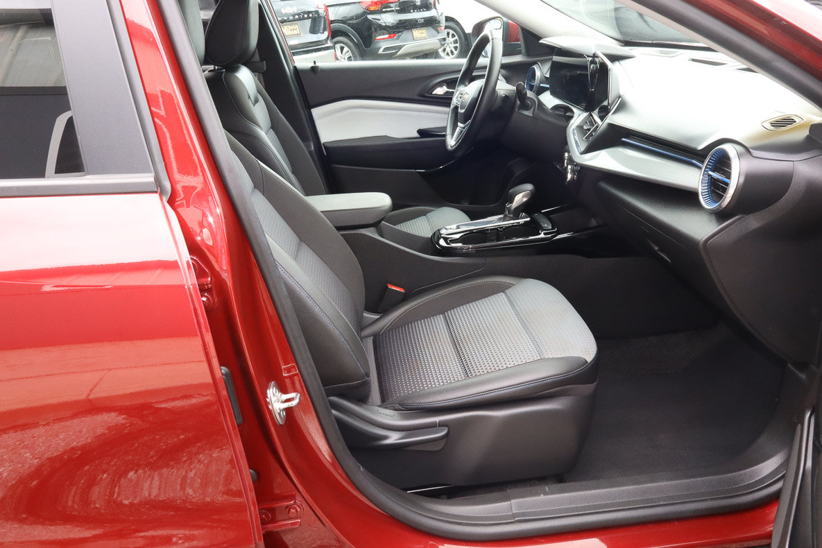 Used 2025 Chevrolet Trax LT w/ LT Convenience Package FWD image 21
