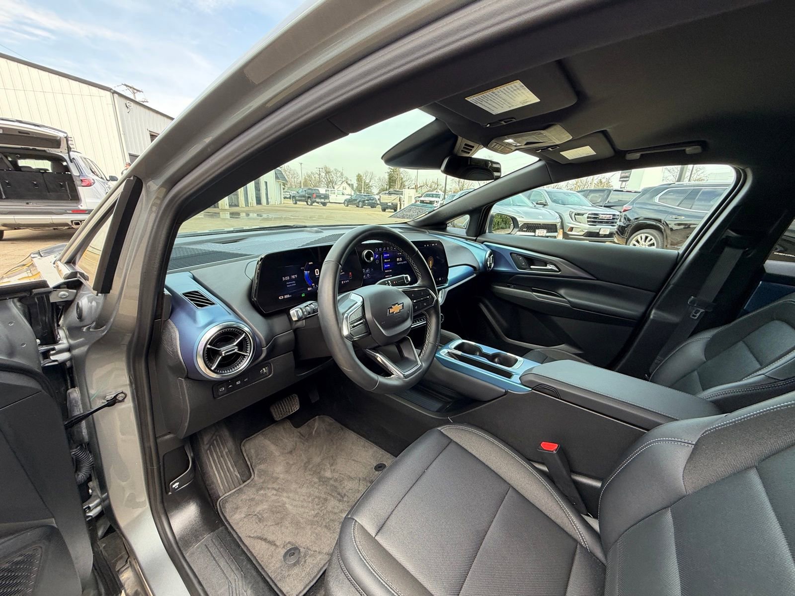 Used 2025 Chevrolet Equinox EV LT w/ Convenience Package FWD image 10