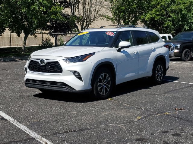 Used 2023 Toyota Highlander XLE AWD/4WD image 2