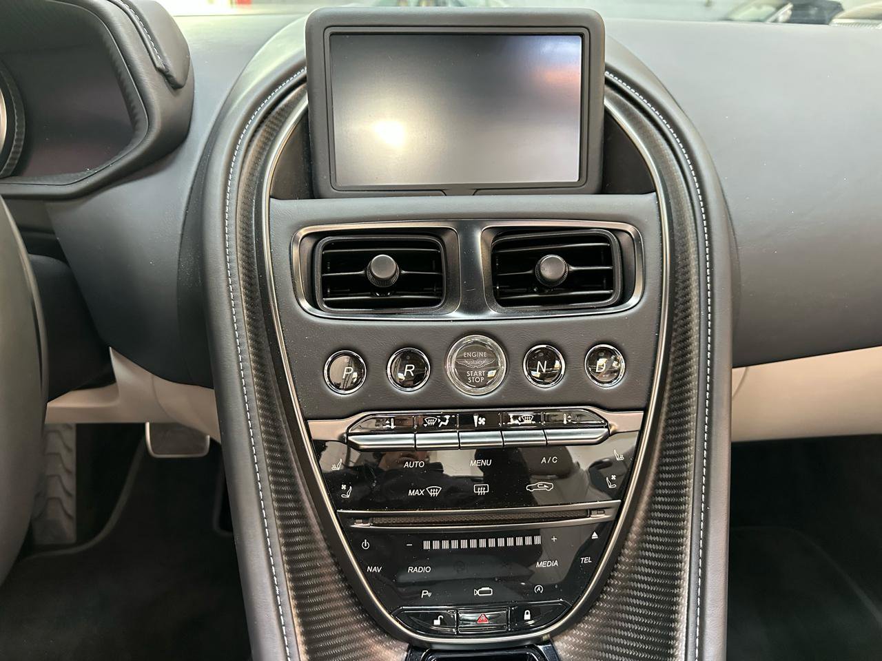 Used 2022 Aston Martin DB11 Volante RWD image 18