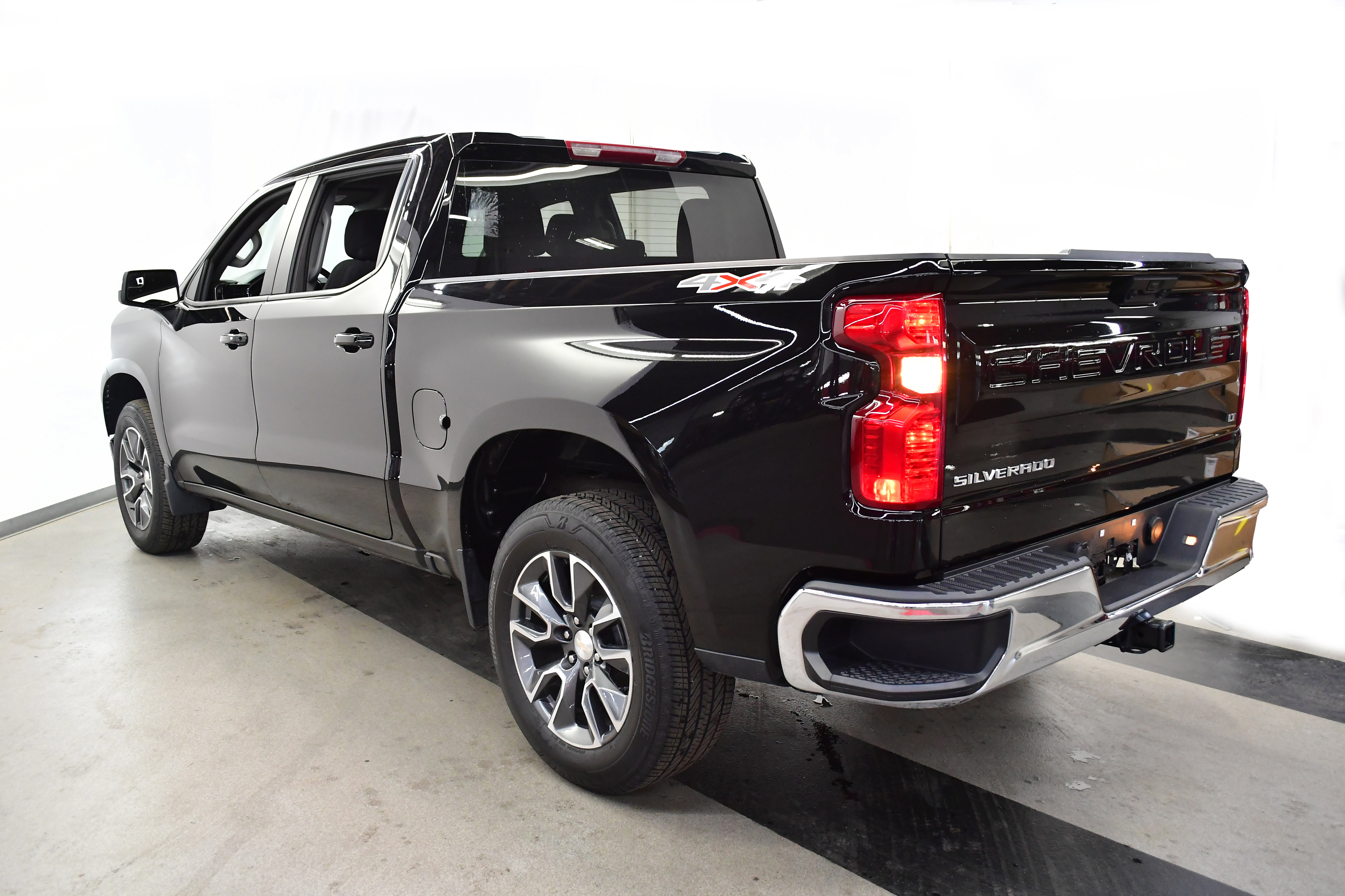 Used 2024 Chevrolet Silverado 1500 LT AWD/4WD image 5