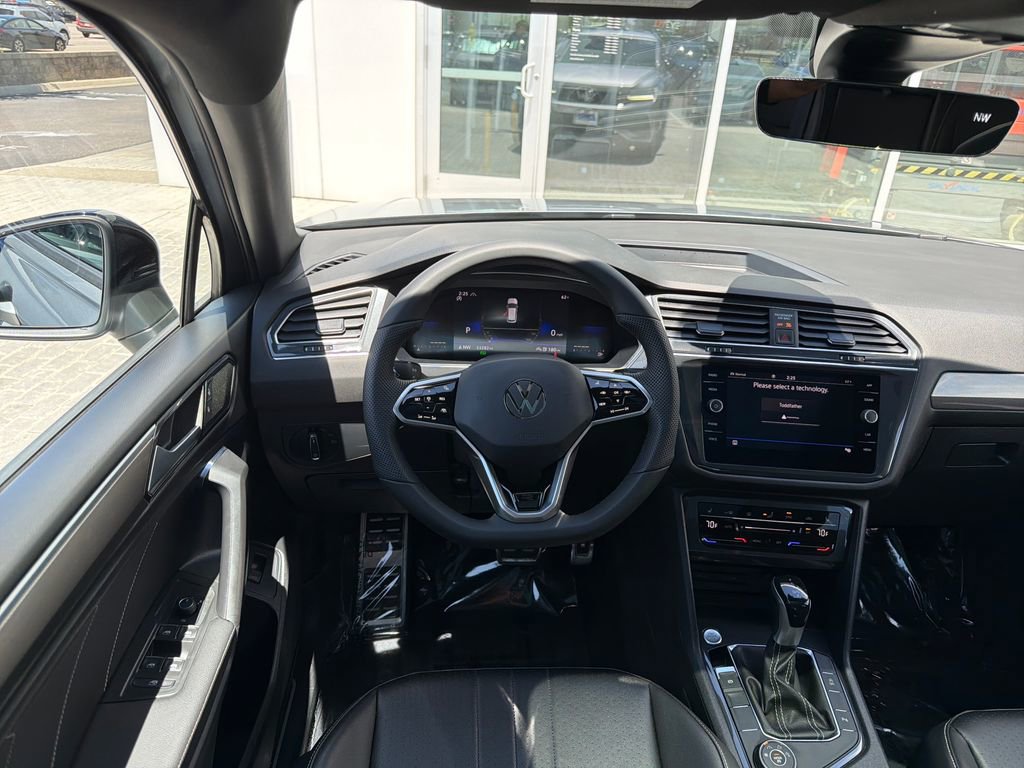 Certified 2022 Volkswagen Tiguan SE R-Line AWD/4WD image 16