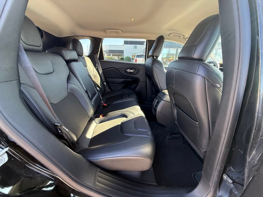 Used 2021 Jeep Cherokee Latitude Plus AWD/4WD image 17
