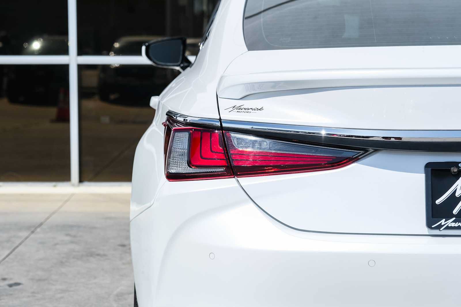 Used 2022 Lexus ES 300h Ultra Luxury w/ Accessory Package 2 FWD image 11