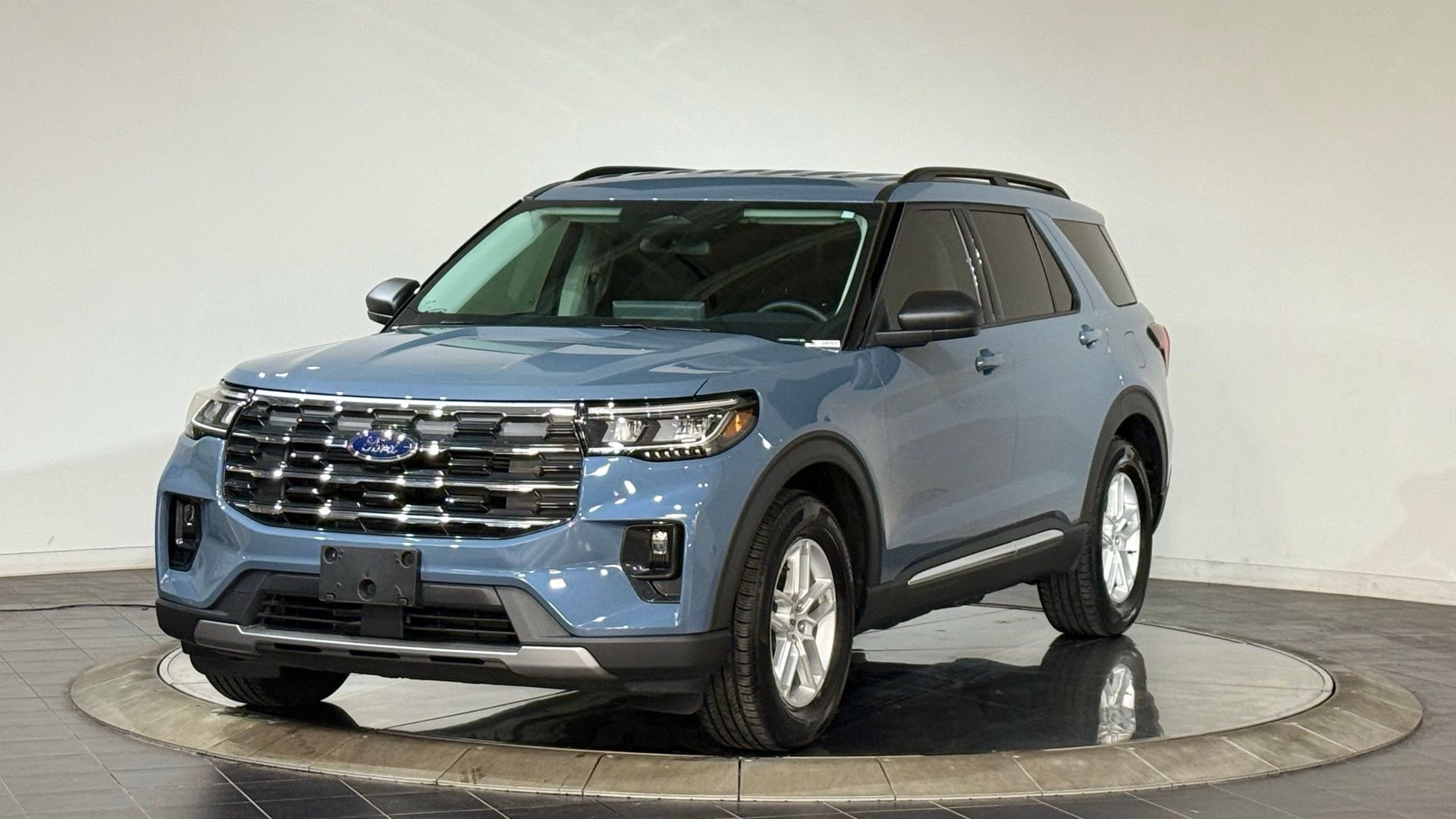 Used 2025 Ford Explorer Active w/ Active Comfort Package image 5