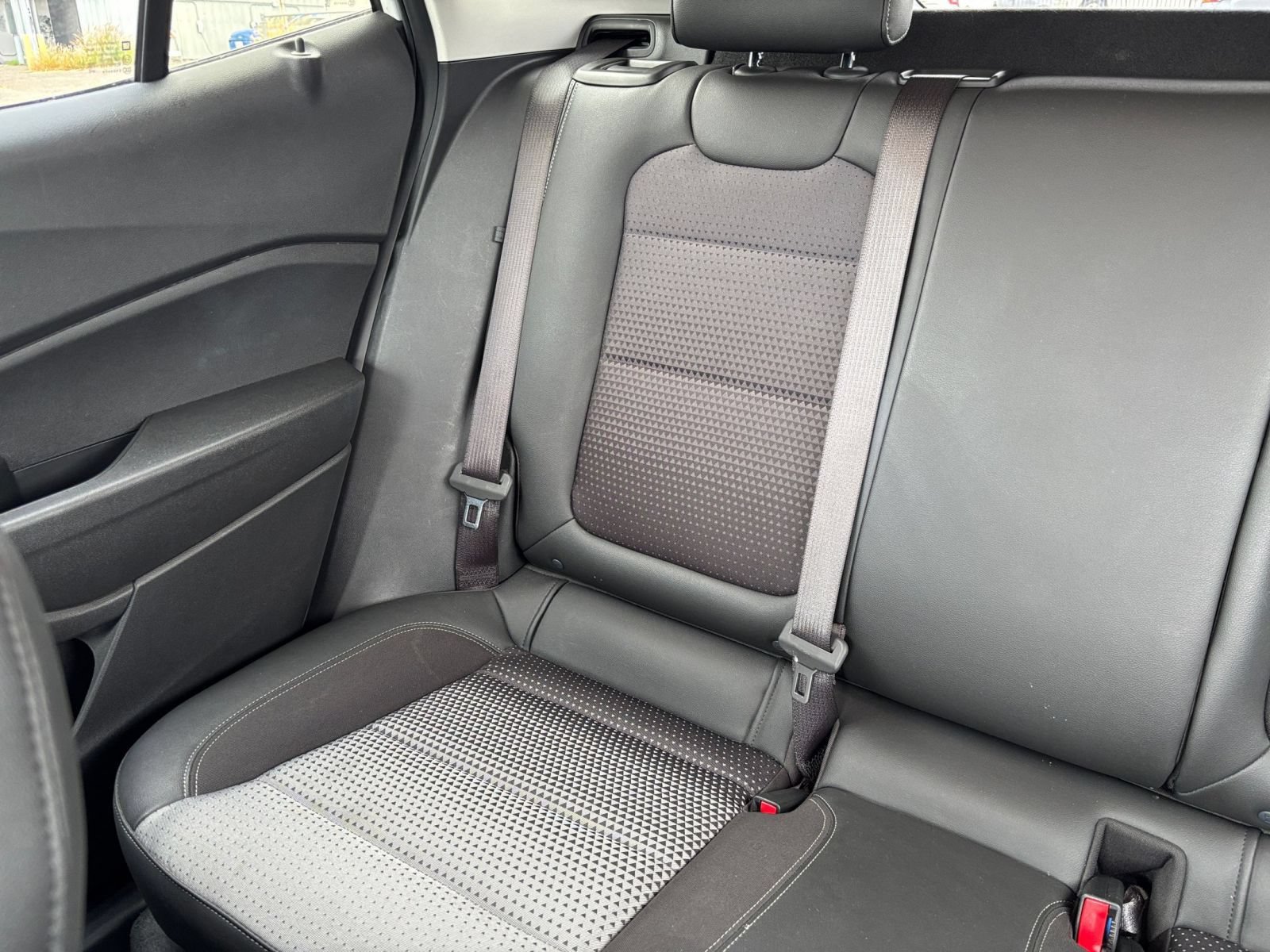 Used 2025 Chevrolet Trax LT w/ LT Convenience Package FWD image 37