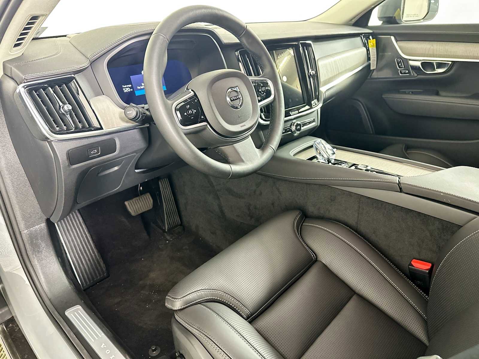 Used 2025 Volvo V90 B6 Cross Country Ultra w/ Climate Package image 9