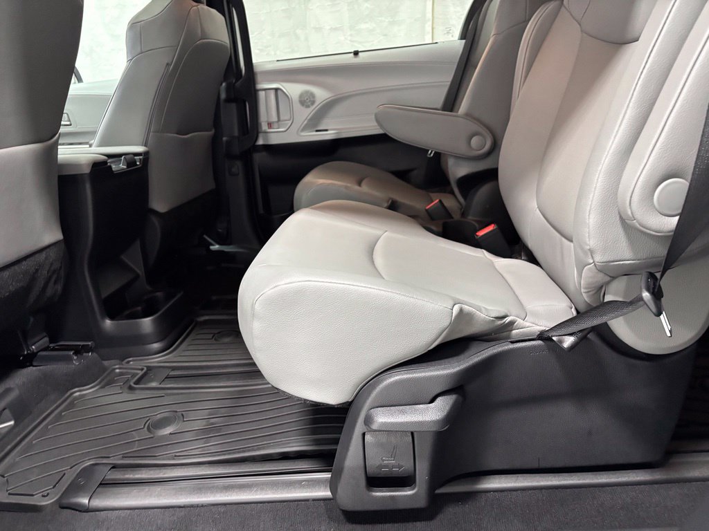 Used 2026 Toyota Sienna XLE AWD/4WD image 47