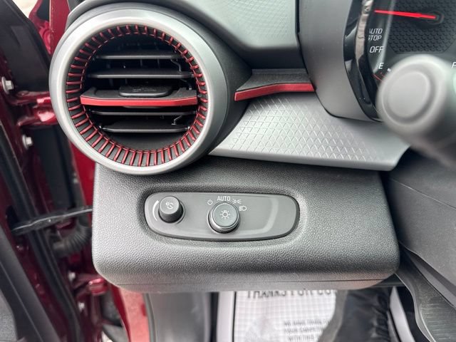 Certified 2025 Chevrolet Trax RS w/ Sunroof Package FWD image 19