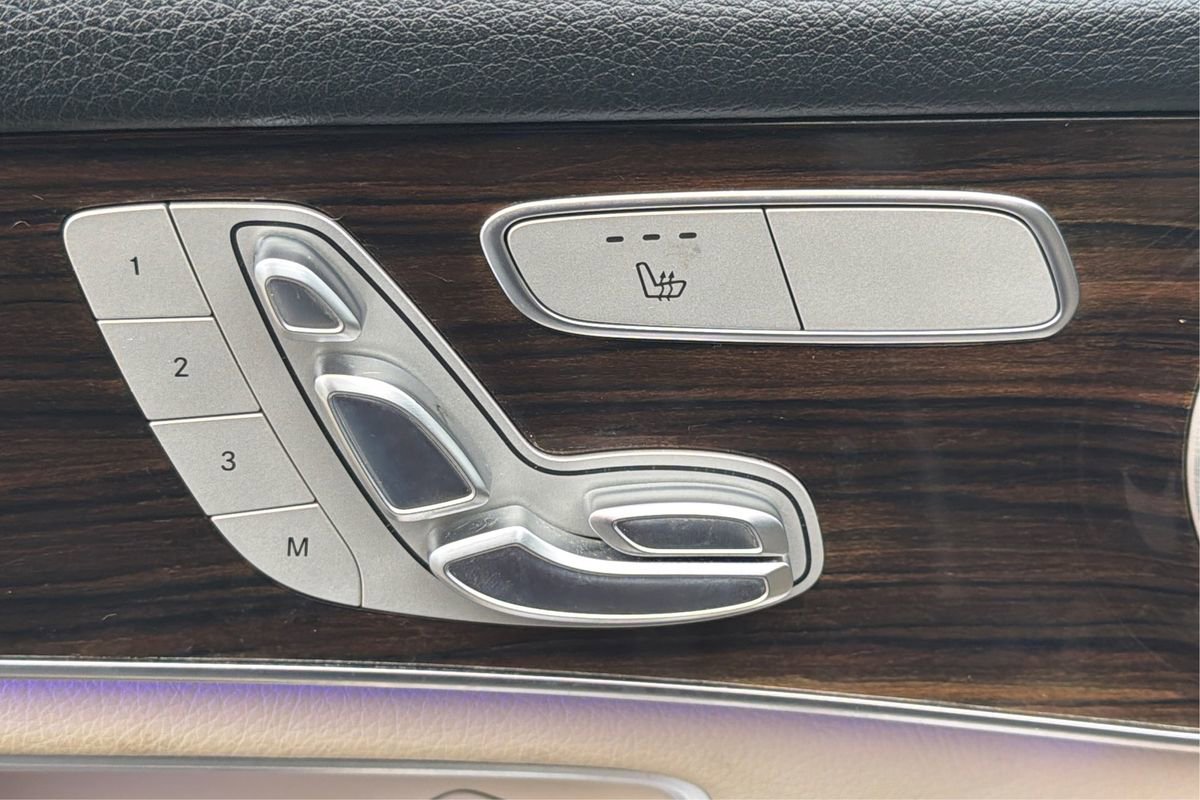 Used 2021 Mercedes-Benz GLC 300 4MATIC w/ Premium Package image 19