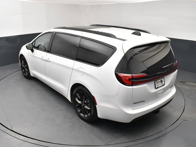 Used 2024 Chrysler Pacifica Limited w/ Uconnect Theater Family Group image 16