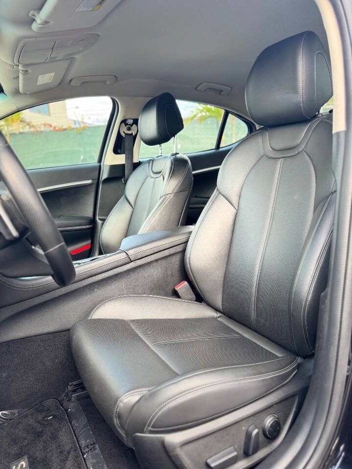 Used 2025 Genesis G70 2.5T image 19