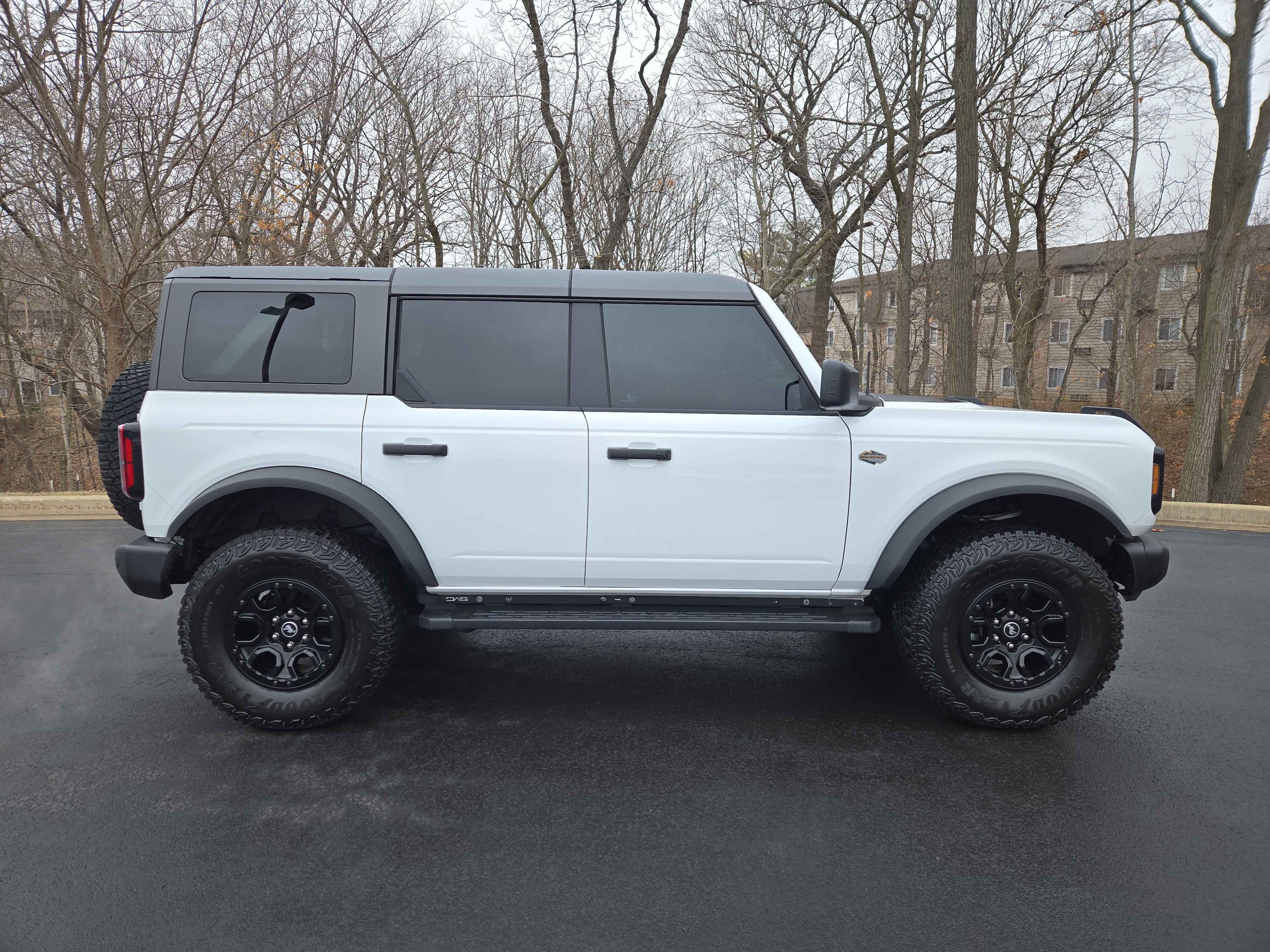 Used 2023 Ford Bronco Wildtrak image 2