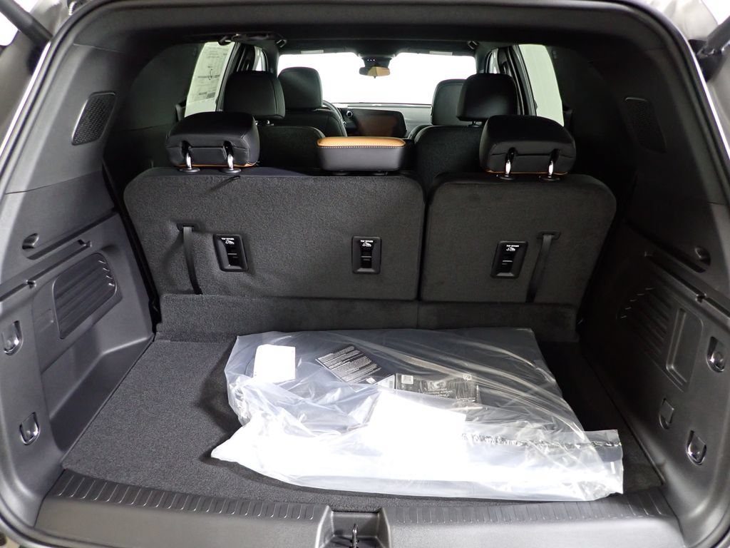 New 2027 Chevrolet Traverse Z71 w/ LPO, Floor Liner Package AWD/4WD image 17
