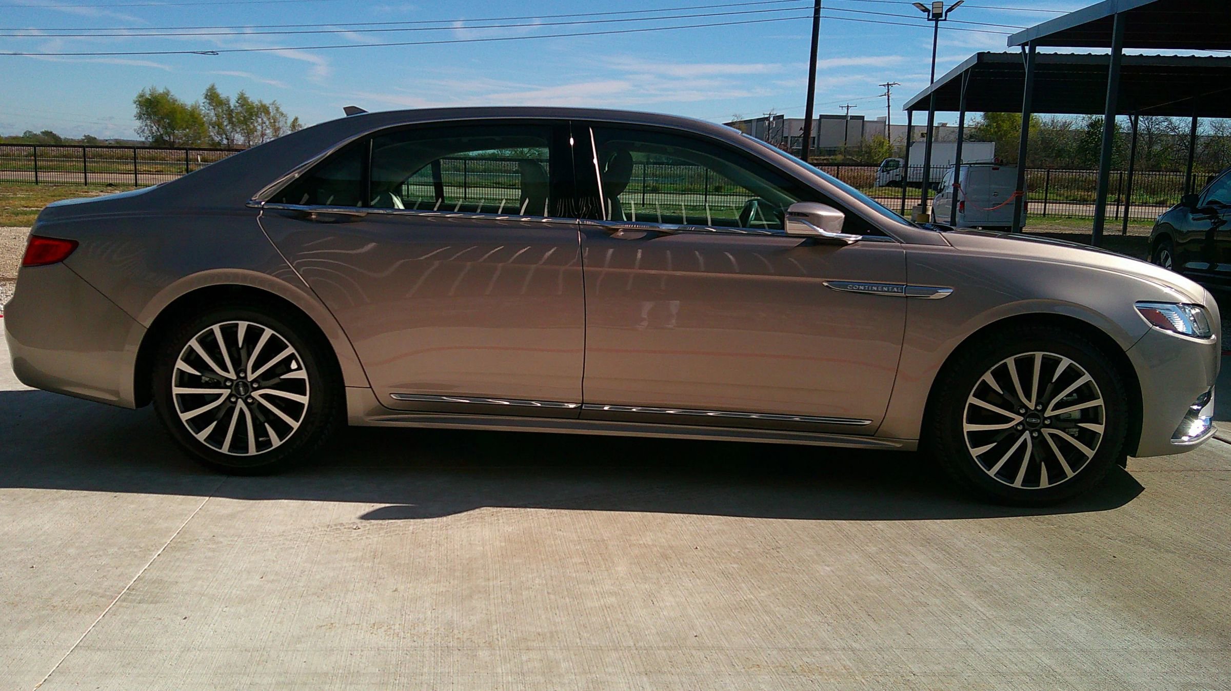 Used 2019 Lincoln Continental Select image 17