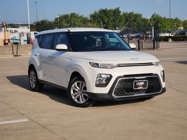 Used 2022 Kia Soul LX FWD image 2