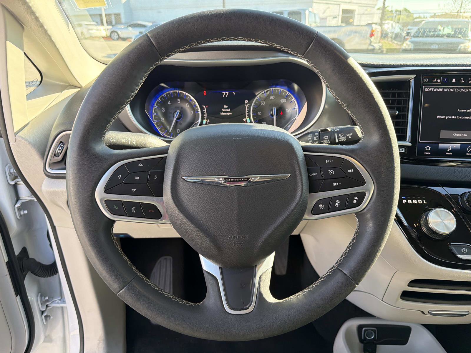 Used 2023 Chrysler Pacifica Touring-L image 8