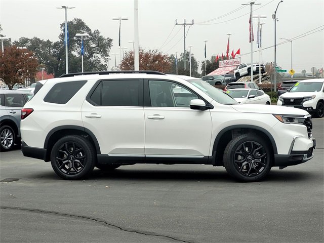 New 2025 Honda Pilot Touring image 3