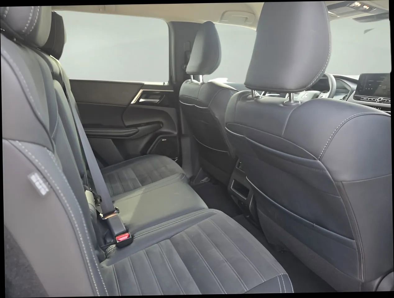 Used 2025 Mitsubishi Outlander SE image 21