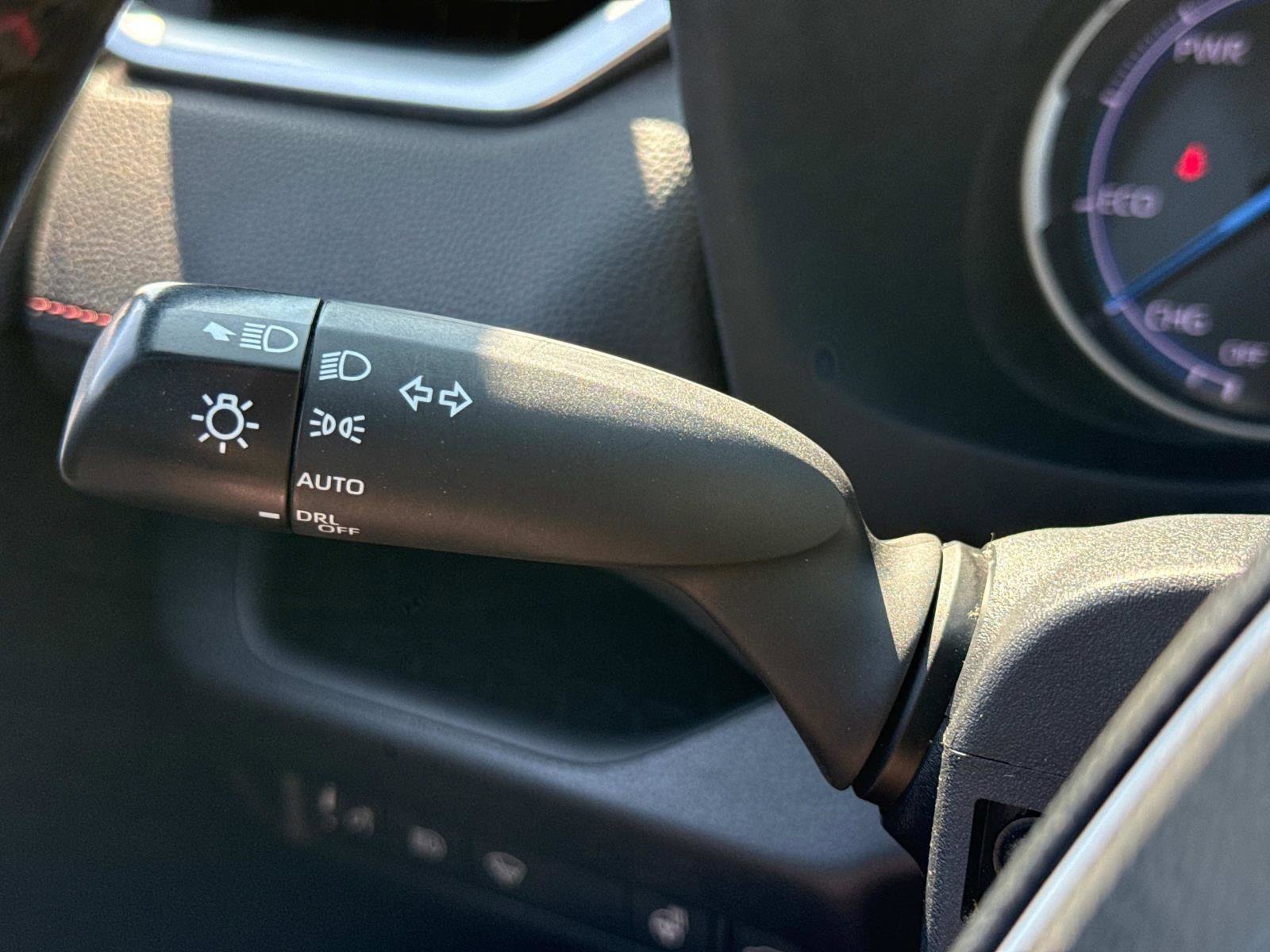 Used 2021 Toyota RAV4 SE image 10