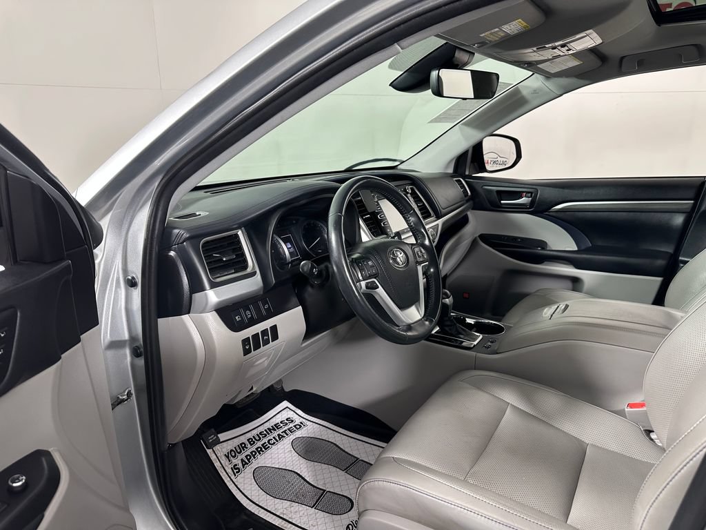 Used 2019 Toyota Highlander Limited w/ Carpet Mat Package (TMS) AWD/4WD image 15