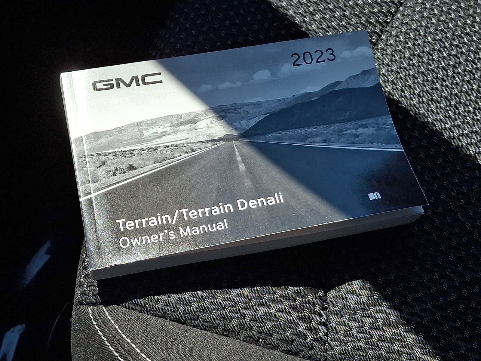 Used 2023 GMC Terrain SLE w/ Driver Convenience Package FWD image 28