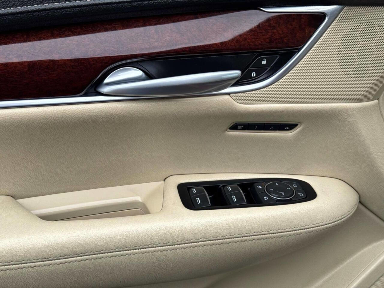 Used 2018 Cadillac XT5 Luxury w/ Driver Awareness Package AWD/4WD image 19