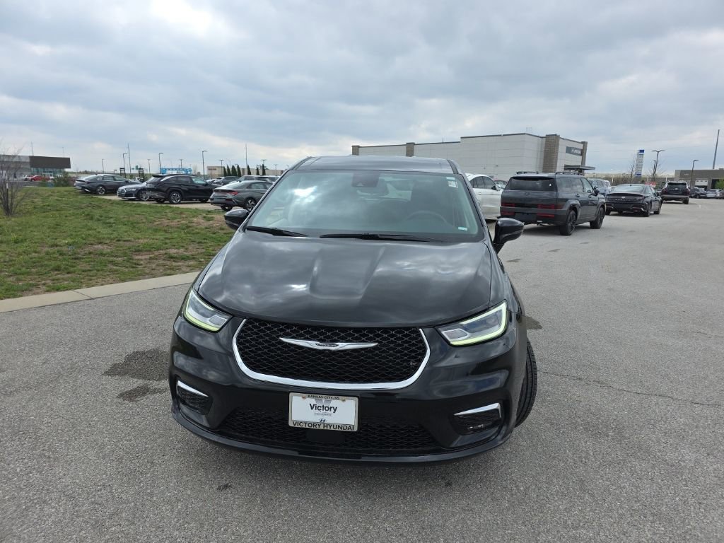 Used 2024 Chrysler Pacifica Touring-L image 2