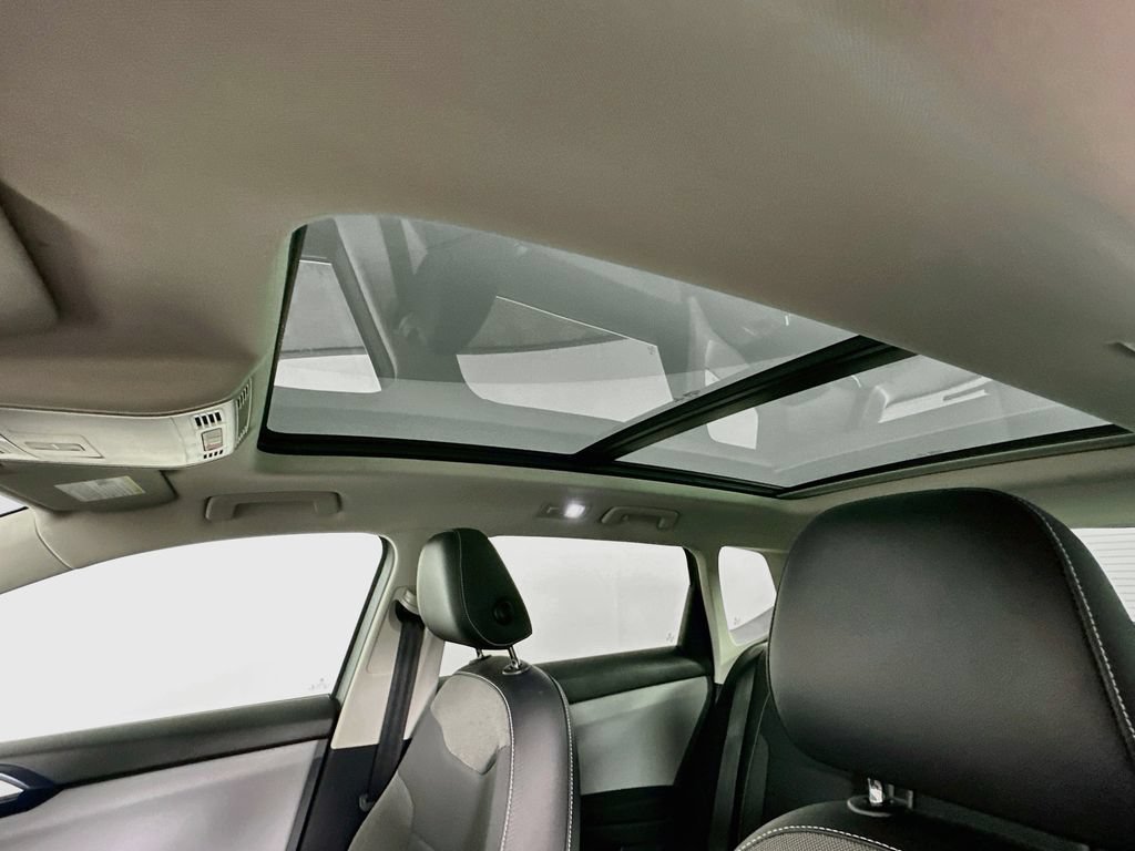 Used 2022 Volkswagen Taos SE w/ Panoramic Sunroof Package FWD image 23