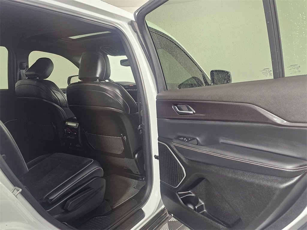 Used 2022 Jeep Grand Cherokee L Laredo image 15