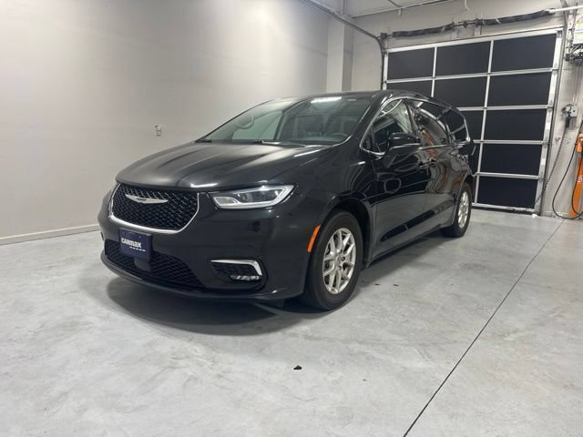 Used 2023 Chrysler Pacifica Touring-L FWD image 2