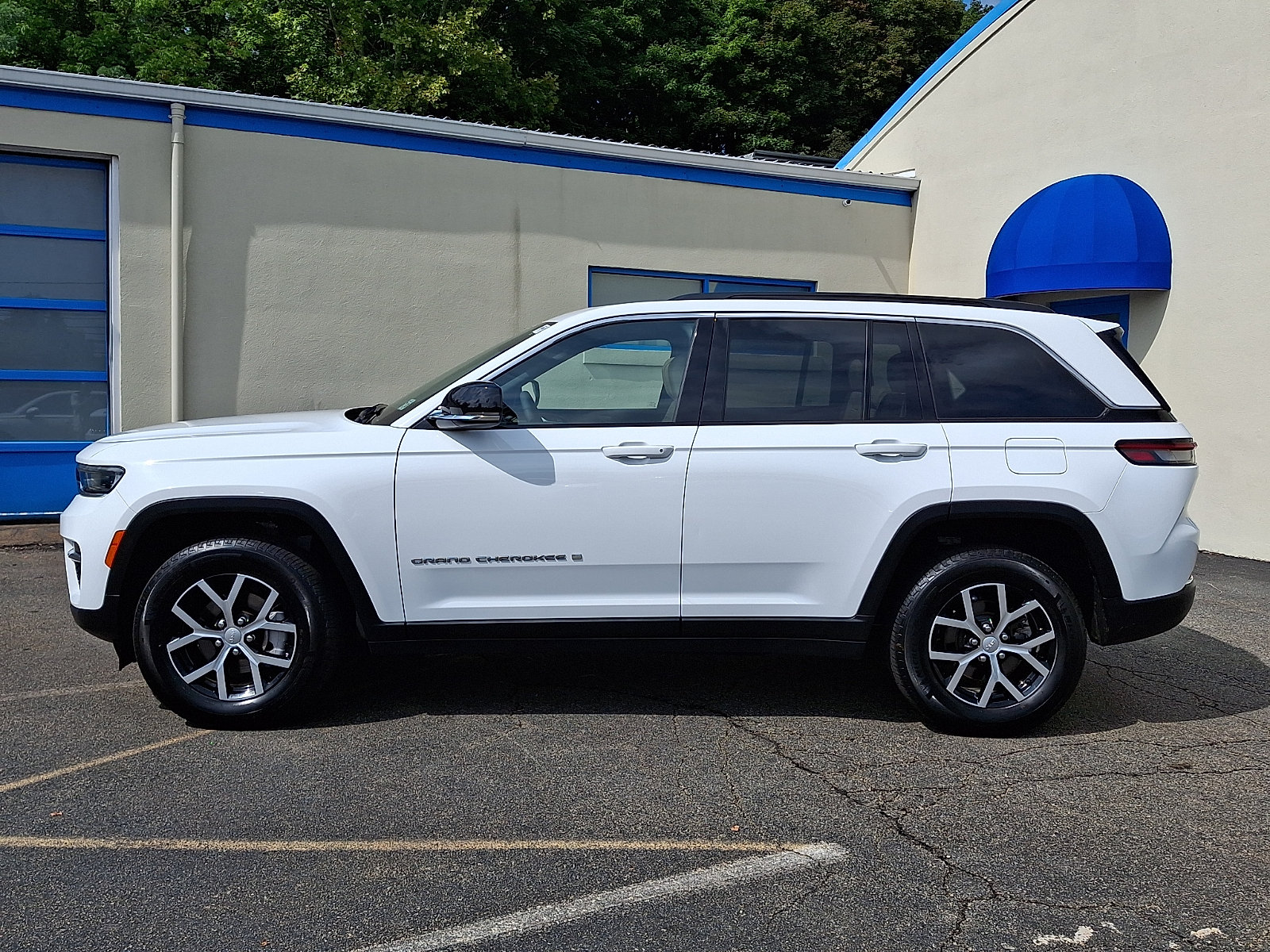 Used 2025 Jeep Grand Cherokee Limited AWD/4WD image 7