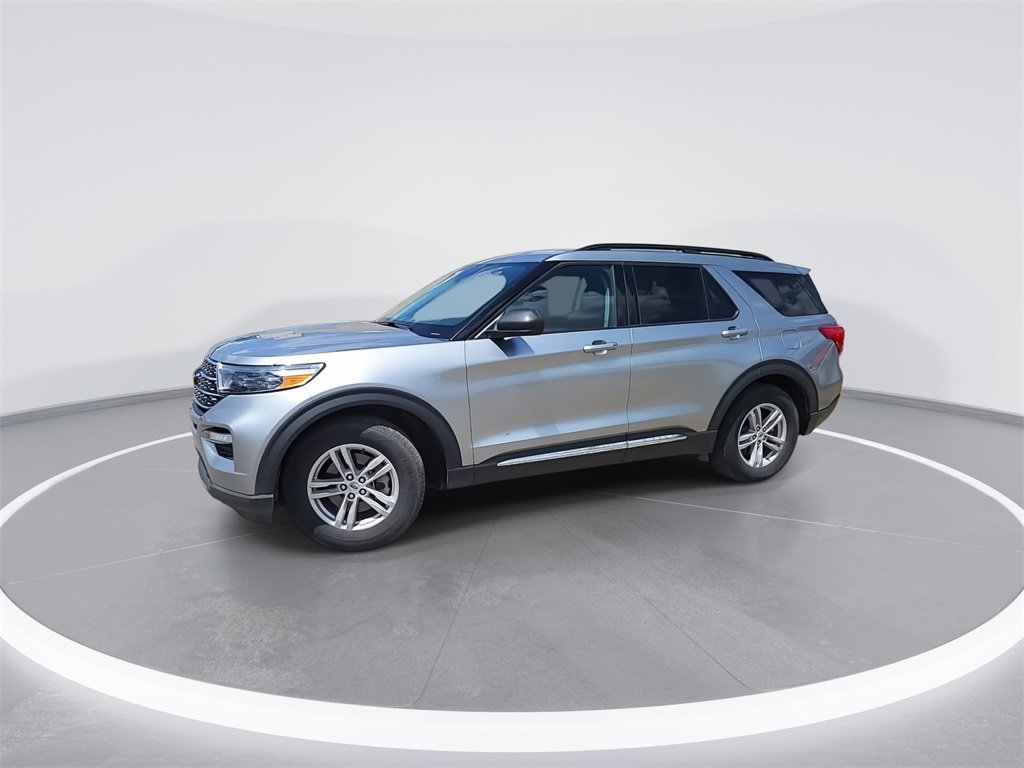 Used 2024 Ford Explorer XLT w/ Equipment Group 202A image 4