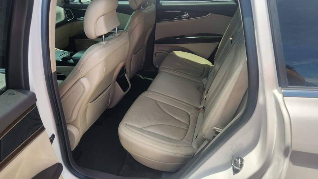 Used 2016 Lincoln MKX Reserve w/ Technology Package FWD image 17