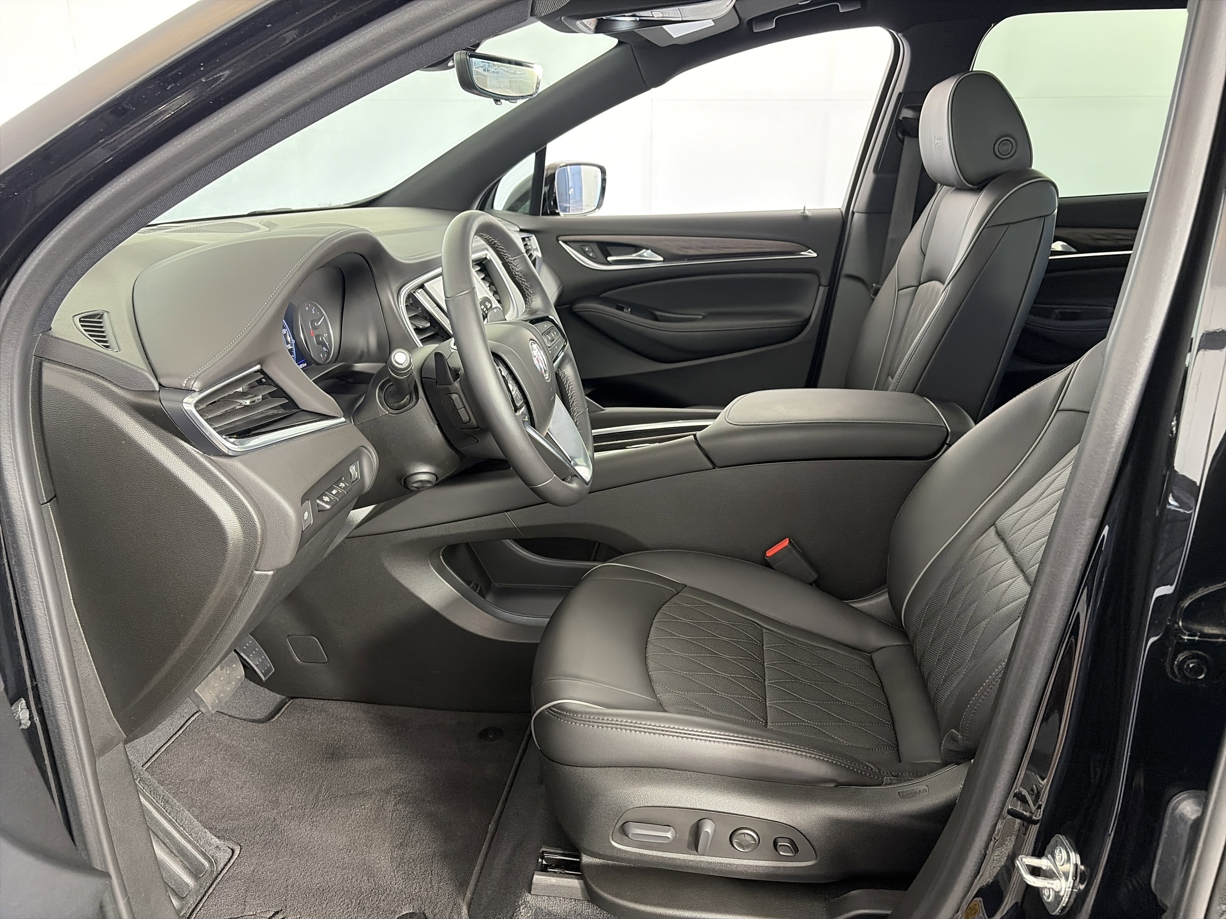 Used 2022 Buick Enclave Avenir w/ Avenir Technology Package AWD/4WD image 6