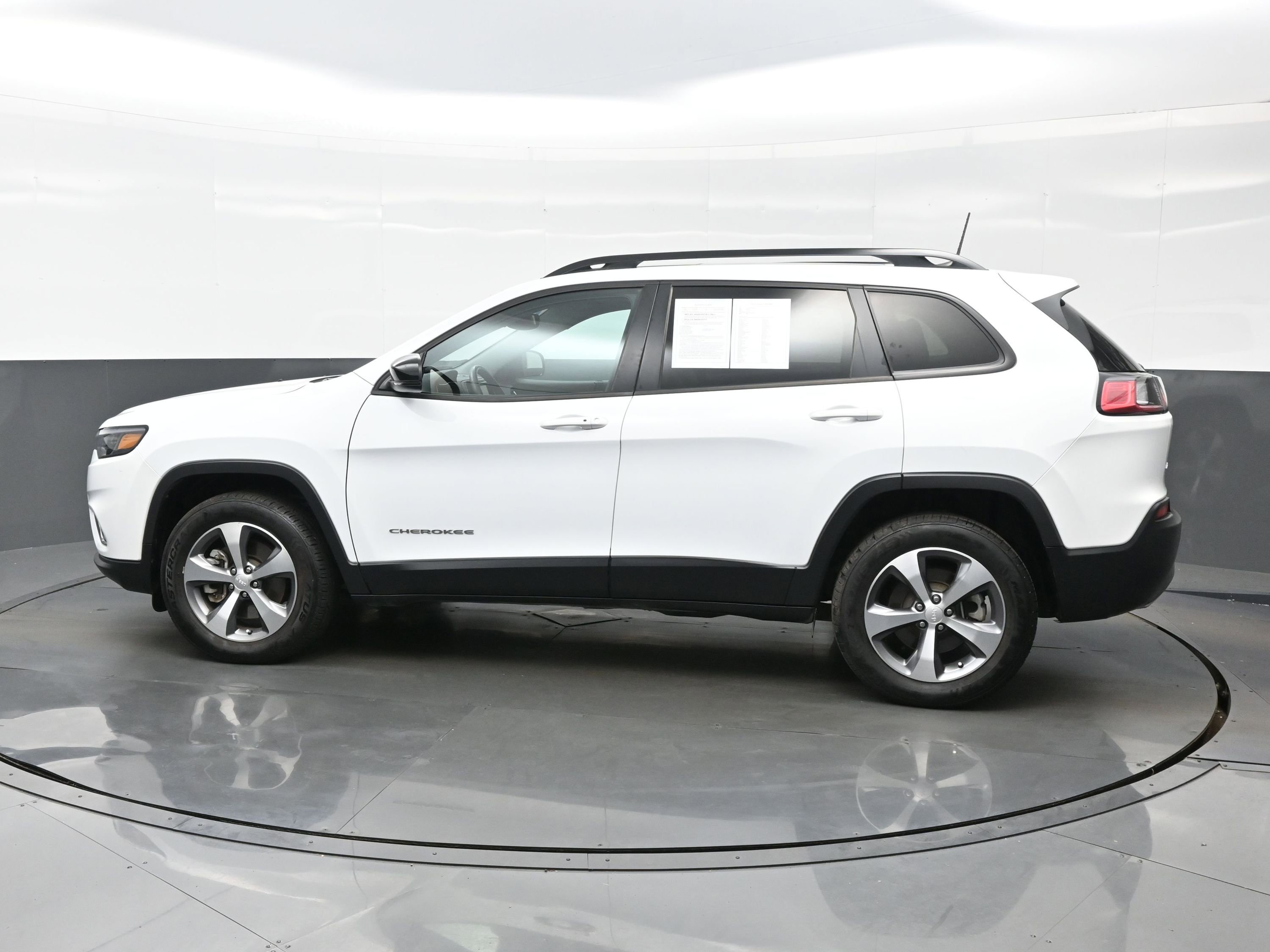 Used 2022 Jeep Cherokee Limited image 3