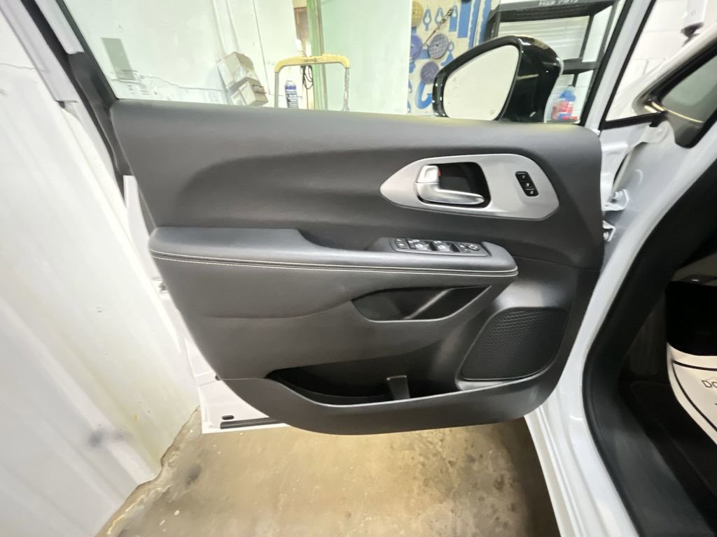 Used 2025 Chrysler Pacifica Limited image 13