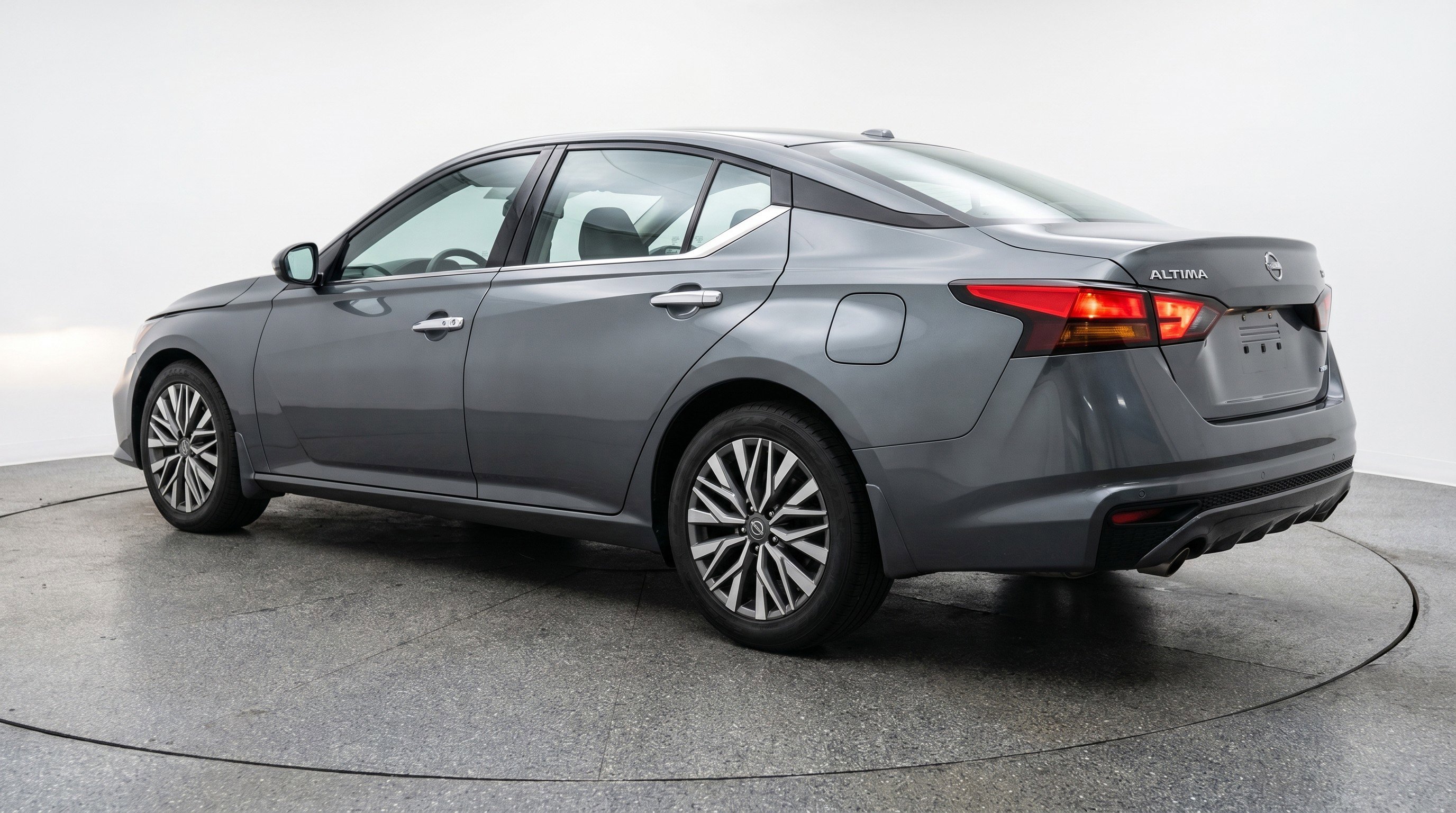 Used 2025 Nissan Altima 2.5 SV FWD image 6
