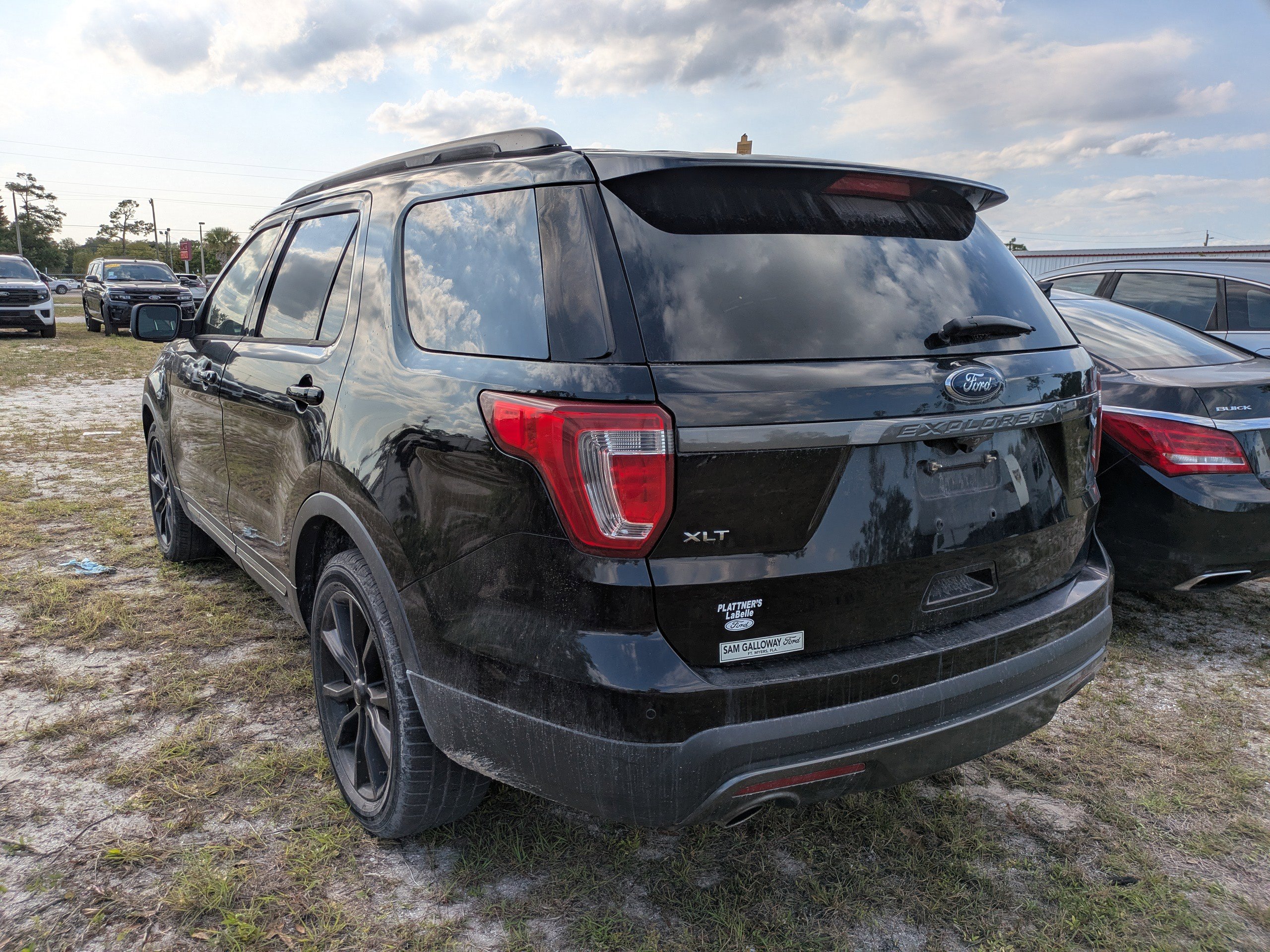 Used 2017 Ford Explorer XLT w/ Equipment Group 202A FWD image 5