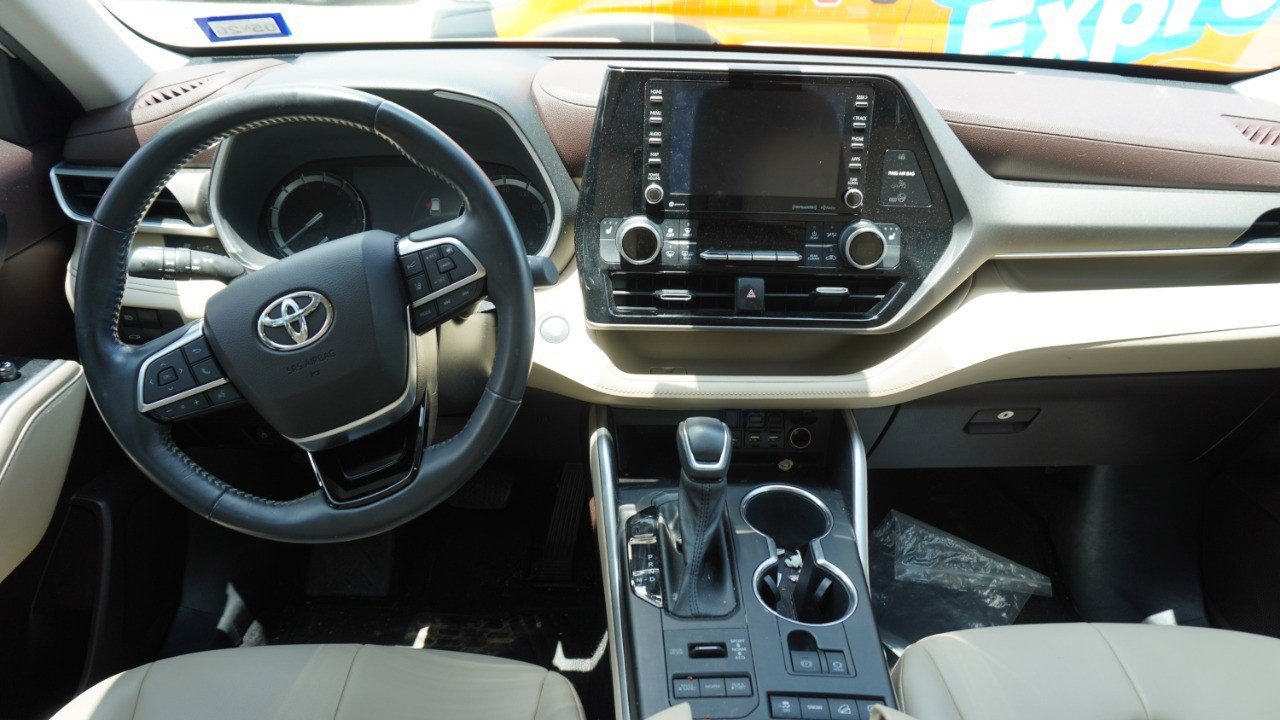 Used 2021 Toyota Highlander XLE AWD/4WD image 12