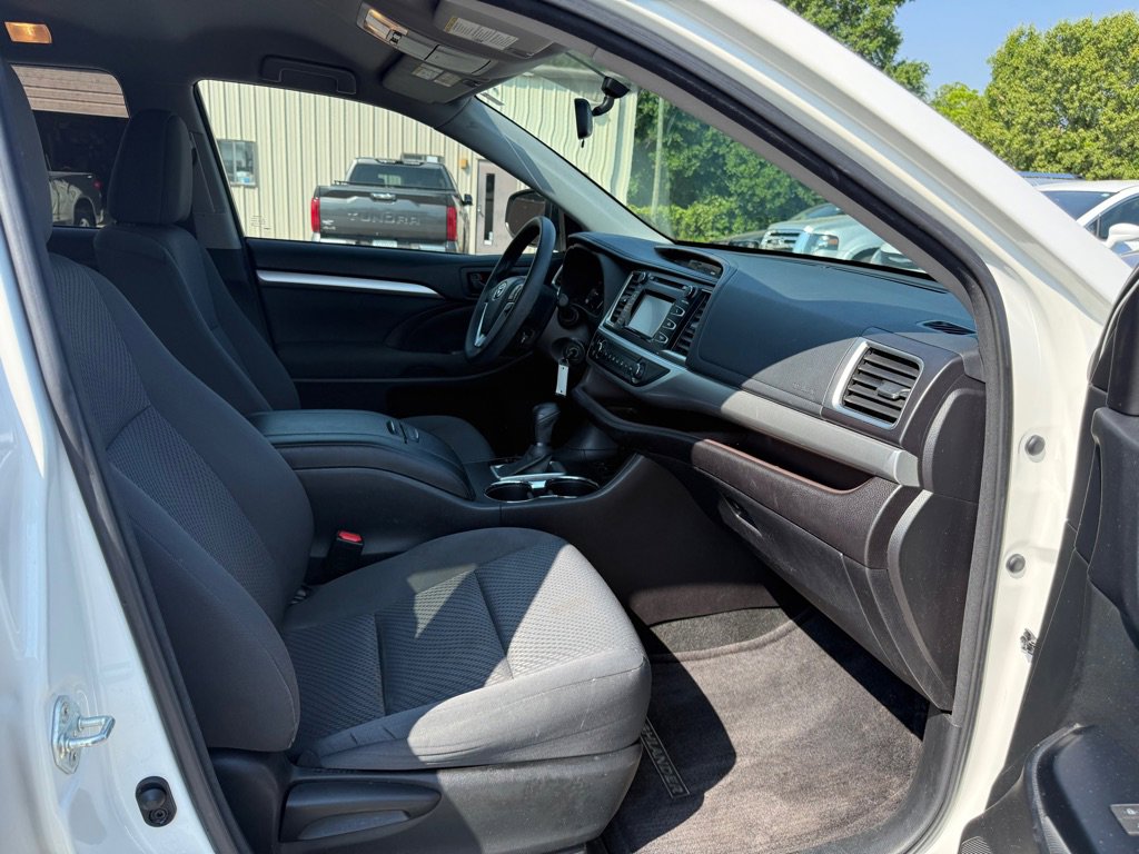 Used 2015 Toyota Highlander LE FWD image 15